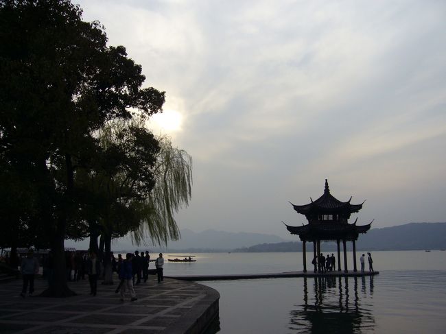 2008年春、桜咲く頃<br />HISの『上海・紹興・烏鎮・蘇州・杭州　５都市周遊５日間』に参加しました！一人参加なので、一人部屋代がかかって割高ですが。。。初アジアなので、一人で次回から旅できるかの視察を兼ねてです。<br /><br />いろんな旅行会社を比較してツアーを選びたかったのですが、休みが取れたのは、出発５日前。<br />オフィスが近所にあるHISで頼んでしまいました。<br />出発ぎりぎりでも、とても親切に対応して頂き、さすが大手旅行会社だなぁ〜と思ったり。出発ぎりぎりでも、行けるのね、と思ったり。<br /><br />日程<br />3/17　紹興<br />3/18 烏鎮→上海<br />3/19　蘇州<br />3/20　杭州<br />3/21　杭州<br />