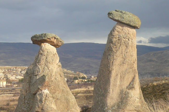 夢のトルコ大周遊13日間  <br />   中近東  10泊 13日〜  １７９８００円<br /><br />カッパドキア（ラテン語：Cappadocia）とはトルコの首都アンカラの南東にあるアナトリア高原の火山によってできた大地をいう。数億年前の大噴火によって火山灰と溶岩層が風雨に侵食され作り上げられた奇岩は世界に類がない珍しい光景です。ツアーでは巨大な地下都市があったカイマクル、1950年代まで人が住んでいたといわれる洞窟住居跡チャウシンをはじめとしたカッパドキアの一味違った風景が見られます。有名なローズバレーや奇岩の要塞があるオルタヒサル、カタルカヤの谷など注目すべきところは盛りだくさんあります！<br /> <br />観光旅行者向けの注意事項<br />トルコを観光で旅行される方は、イスタンブール市やアンタリヤ市（地中海沿岸の観光都市）、カッパドキア、サフランボルといった観光地において、単独の日本人観光客をねらった睡眠薬強盗が発生しています。見ず知らずの人物から飲食を勧められても断る、万一被害に遭ったときに備え、現金、クレジットカード、パスポートは分けて、できるだけホテルのセーフティー・ボックス等に保管しておく等の注意が必要です。 <br /><br />■ウズベキスタン航空にて旅♪ <br />■アンカラエクスプレス1等寝台にて列車の旅♪ <br />■トルコが誇る4つの世界遺産を訪れた!! ＊イスタンブール歴史地区＊カッパドキア＊パムッカレ＊トロイ遺跡 <br />■「ヨーロッパとアジアの架け橋」世界遺産イスタンブール歴史地区を観光!! <br />■大自然の神秘世界遺産カッパドキアを観光!! <br />■トルコ語で「綿の城」という意味をもつ世界遺産パムッカレを観光!! <br />■トロイ戦争の舞台となった世界遺産トロイ遺跡に!! <br />■ケバブ料理や洞窟レストランでの食事など、トルコの名物料理満載!! <br />　　21回の全食事付!!(朝7・昼7・夕7) <br />■さらに、朝食はアメリカン又はビュッフェスタイル!! <br />●ご宿泊ホテルは全都市5つ星★★★★★のスーペリアクラス又は <br />　　デラックスクラスホテルを全都市指定にてご用意します。（弊社基準／注3） <br />■人気のカッパドキアに宿泊♪見所の多いカッパドキアを2日間に分けて観光。 <br />■エーゲ海沿いのリゾート地、イズミール観光付き♪ <br /><br />1日目  大阪発 14：00／関西国際空港より空路、ウズベキスタン航空にてタシケント経由でイスタンブールへ。  <br />　　　　イスタンブール着　23:20  宿泊：イスタンブール <br /><br />2日目  イスタンブール発　ギリシアの詩人ホメロスの叙事詩『イーリアス』に描かれたトロイへ。<br />   トロイ戦争・トロイの木馬で有名な世界遺産☆トロイの遺跡観光。<br />   その後アイワルクへ、アジアトヨーロッパを分けるダーダネルス海峡をフェリーで渡り、バスにてアイワルクへ。<br />   ◆スーペリアのホテル宿泊：(アイワルク泊)  <br /><br />3日目   アイワルク発　ベルガマへ <br />　　ベルガマ（☆ベルガマのアクロポリス遺跡観光）<br />　　　バス1時間30分<br />　 その後エーゲ海のリゾート地イズミールへ  イズミール観光（☆コンドルストリート、☆コナック広場）<br />　　宿泊：(クシャダス泊) <br /><br />4日目　クシャダスからミレトス・ディディムへ<br />　　ミレトス・ディディムへの日帰り観光　（☆ミレトス遺跡、☆ディディム遺跡）<br />　　　　宿泊：(クシャダス泊)<br /><br />5日目　クシャダスからエーゲ海最大の遺跡群が眠る古代都市エフェソスへ<br />　　エフェソス遺跡観光（☆エフェソス遺跡、☆聖母マリアの家）<br />　　　途中△革製品のお店。その後に白亜の石灰棚と温泉で有名なパムッカレへ。 <br />　　世界遺産パムッカレ （パムッカレ遺跡観光）（☆ヒエラポリス遺跡、白亜の石段に水を湛える姿が不思議な☆石灰棚） <br />　　　トルコ有数の温泉保養地のパムッカレ宿泊：(パムッカレ/温泉プール付きホテル泊)  <br /><br />6目目  パムッカレからコンヤへ　<br />　　バスにてルーム・セルジューク朝以来の古都コンヤへ。<br />　　　コンヤ観光（☆メブラーナ博物館、☆アラッディンモスク、カラタイ神学校）。<br />　　　宿泊：(コンヤ泊)  <br />　　<br />７目目   世界遺産カッパドキア <br />　　　世界遺産カッパドキア  バスにてきのこ形の奇岩が不思議な世界遺産カッパドキアへ。 <br />　　洞窟レストランにて昼食後、カッパドキア観光（★カイマルク地下都市、★ウチヒサール）、△トルコ名産のトルコ石のお店。 <br />　　【ＯＰ】（夜）民族舞踏とベリーダンスショー（フリードリンク付）  <br />　　　　　宿泊：(カッパドキア泊)  <br /><br />８目目   世界遺産カッパドキア <br />　　カッパドキア観光（☆ギョレメの谷、★ゼルヴェの谷、★パシャバー、★アバノス）、途中△トルコ名産のトルコ絨毯工房。<br />　　【ＯＰ】☆ギョレメ屋外博物館とムスタファシャ観光。　　<br />　　　　　宿泊：(カッパドキア泊) <br /><br />【警告】<br />　油の高騰により燃油特別深運賃が高騰しているが、２０００８年７月から更に急高騰し、総旅費の半分以上になる場合が発生している。ゆえに当分海外良好は見送った方がよい。<br /><br />■ここに掲載の写真および記事の無断転載を禁じます。<br />copyright（Ｃ）2006 Taketori no Okina YK. All rights reserved.