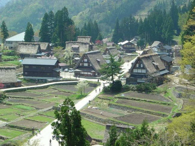 ほぼ一日滞在した白川郷を後にして、高速には乗らずのんびり下道で富山方面へ向かうと、20分程で五箇山へ入りました。<br />歴史ある行徳寺で今日の旅の安全を祈願し、岩瀬家、菅沼集落、村上家、流刑小屋、相倉集落という五箇山の縦断コースです。