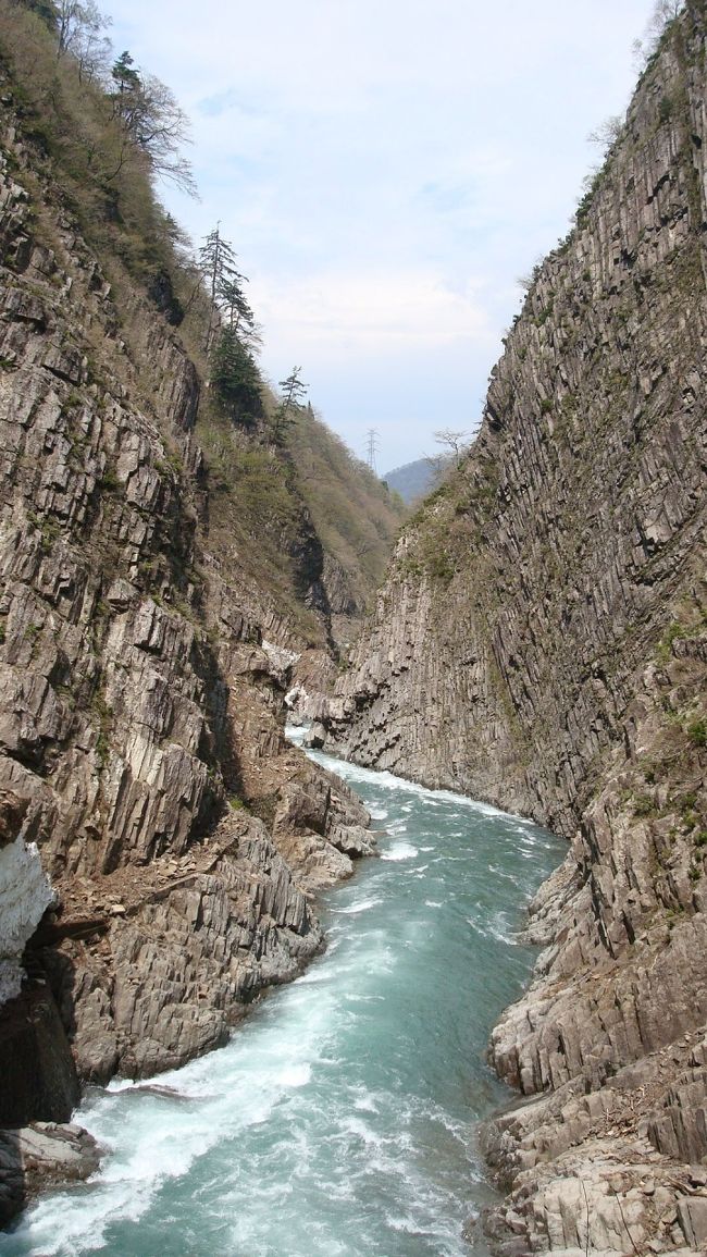 　中学生の頃、兄と仲間達で越後湯沢から清津川沿いの遊歩道（登山道）清津峡温泉（災害前の清津館に宿泊）まで８時間かけて歩いた思い出がある清津峡（http://www.nakasato-21.com/kiyotsu2/index2.html）を久しぶりに訪ねました。<br />　１９８４年２月大規模な雪崩が発生。温泉街を雪崩が襲い5人の犠牲者を出す災害があり一時閉鎖されたことがありましたが、安全なトンネルが出来、今では見学（一部）できるようになっています。 <br /><br />　国道３５３号線で十二峠を越え湯沢町に入りました。魚沼や上越国境の山々は、まだ雪で覆われて真っ白でした。<br /><br />　スキーシーズンが終わり、ひっそりとした街に戻っていました。これから遅い桜祭りを向かえる準備、山々の新緑も緑を増しつつある湯沢（http://www.e-yuzawa.gr.jp/）を歩きました。<br />　