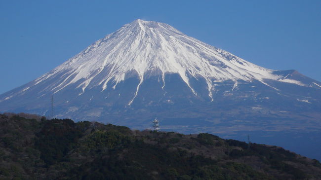 名古屋からの出張の帰り、東名高速道路（上り）を走行中、富士山が余りにも綺麗に見えはじめたので、富士川サービスエリアに寄って見る事にしました。冬晴れで空気が澄んでいたので特に綺麗に見えたのかも知れませんが、富士山が綺麗に見えると何か良い事がありそうな気がします。