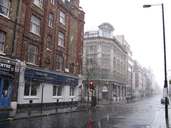 ロンドン：大雪、ドーバー：曇り、雨、雪<br /><br />7時10分起床。目覚ましが鳴る前に起きた。<br />寒いなぁ〜。と思ったら、大雪だ！！<br />こんなに寒くなるとは思わなかった。コートなどは持っていきていない。<br />なるべく厚着をして準備。<br /><br />太った若者もこの大雪には、大慌てで驚いて家に電話していた。<br />大雪なので出発は延期すると言っていた。<br />俺は延期している余裕は無い。<br />雪で電車が遅れないことを祈りつつ、7時50分にチェックアウトして出発。<br /><br />バスに乗ってチャリングクロス駅へ向かった。<br />バスを待っている間、すごく寒かった。