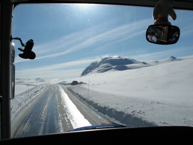 ノルウエーの予定を全て終わり<br />快晴の山道を雪道を駆け下りオスロの港へ<br /><br />２８０Ｋ　６時間のドライブ、、へ。。