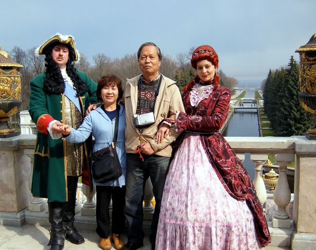 サンクトペテルブルグ・ウズダリ・モスクワ 6泊8日の旅<br />写真はサンクトのピョートル夏の宮殿にて、モデル料50ルーブル也 <br />(1ルーブルは4〜5円)