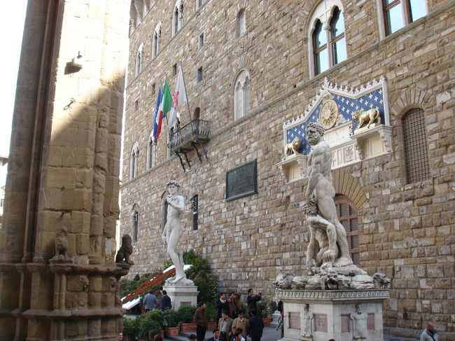 ★・・その後の情報は？？？？<br /><br />　Firenzeのヴェッキオ宮殿の500人広間にある、「マルチャーノの戦い」の壁画の下に、ダ・ヴィンチの絵が隠されている？？とのお話は、その後、どうなったのでしょうか？<br />　2008.3に行ったときには、全く知らずに撮った写真を見たら、ヴァザーリの「マルチャーノの戦い」がありました。<br />　<br />　これからFirenzeに行かれる方、・・「ヴェッキオ宮殿」に行かれることを、絶対にお薦めします。ある日、突然、ヴァザーリの絵の代わりに、ダ・ヴィンチの描いた『Battle　OF　Anghiari（アンギアリの戦い）』が、見られるかも知れませんから・・<br />21世紀最大の発見だそうです！！！<br /><br />　2007年5月の段階では、イタリア文化庁とFirenze市は、2008年中には、壁画をよみがえらせるとの計画でしたが、・・・まだ、何の音沙汰も・・・ナシ！！！<br /><br />　やっぱり、イタリア！！！<br />　　　あと、90年あります。・・・<br />