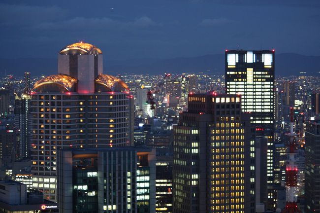 梅田スカイビルの空中庭園からの夜景です。173ｍからの眺めをお楽しみください。