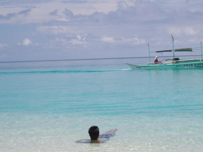 知り合いの旅行会社の人にお願いして、フィリピンのビーチリゾートを一気に巡る旅行を組んでもらいました。<br /><br />マニラの後はボラカイ島に行ってきました！<br />めちゃめちゃ海きれ〜い！かなり感動の透明度です！！
