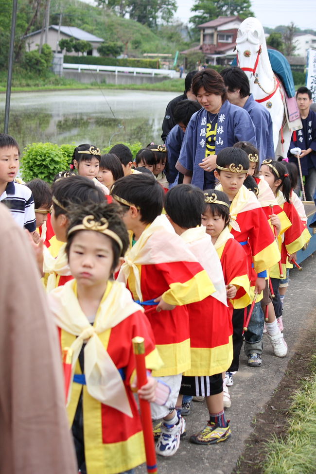 三蔵法師が分骨されている玄奘塔にて、子供孫悟空行列のお祭りがありました。事前登録制にて、孫悟空の仮装をしながら、慈恩寺→玄奘塔を練り歩きます。11時からって電車の中刷りにかいてあったのに、太鼓の音がきこえてきました。また遅刻だ！<br /><br />●地図はこちら<br />http://maps.google.co.jp/maps/ms?hl=ja&amp;amp;amp;ie=UTF8&amp;amp;amp;msa=0&amp;amp;amp;msid=118327137333806382304.000443335402ce5f4b62e&amp;amp;amp;ll=35.976044,139.71166&amp;amp;amp;spn=0.003039,0.00456&amp;amp;amp;z=17&amp;amp;amp;source=embed<br /><br />●歴史については義臣さんの旅行記もご覧ください<br />http://4travel.jp/traveler/jiiji/album/10311561/