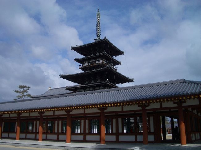京都に連泊し、1日だけ奈良にも足をのばしました。<br /><br />天気が良く、空の色がきれいでした。<br /><br />薬師寺では、修学旅行生を数名見ただけで、他の観光客はほとんどいませんでした。