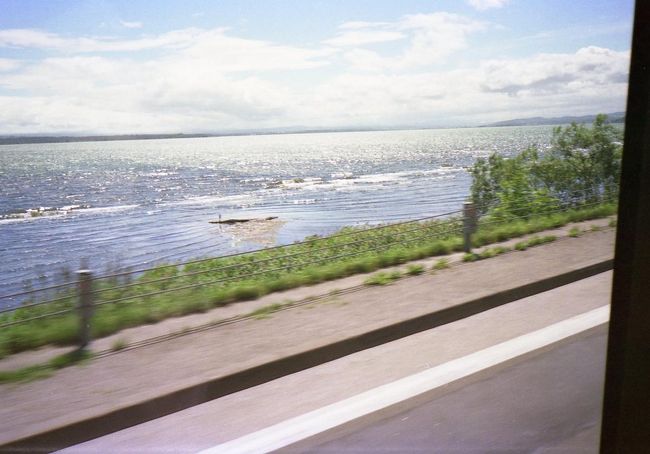 【幼い頃の約束を果たす、従妹と行く初めての北海道】<br />子供の頃、毎年のように一緒に遊んでいた６歳年下の従妹と何気なく話していた「将来二人とも社会人になったら、お金を貯めて一緒に北海道旅行をしよう」を１０年越しで実現することになった今回の旅。<br />羽田を出発して千歳から札幌へ至るまでは計画通りだったものの、初めての北海道でついつい買い物に夢中になった結果、予定の特急を逃して旭川経由で上川へ向かい、何とか陽のあるうちに層雲峡に辿り着いた。<br />北海道２日目、ドタバタ従姉妹の旅は道央から道東へ。<br /><br />【メンバー】<br />従妹と二人。<br /><br />【ルート】<br />8/20　東京・糀谷（前泊）<br />8/21　羽田空港－＜ＪＡＬ＞－千歳空港－＜ＪＲ千歳線・Ｌ特急ホワイトアロー＞－札幌－<br />　　　＜ＪＲ函館本線・Ｌ特急ライラック＞－旭川－＜ＪＲ石北本線・特別快速北見＞－上川－<br />　　　＜道北バス＞－層雲峡<br />　　（以上の旅行記⇒http://4travel.jp/traveler/poi/album/10237842/）<br />8/22　〔日航ジェットプラン用観光バス・フライドポテト大雪阿寒号利用〕<br />　　　層雲峡－銀河・流星の滝－温根湯・北きつね牧場－網走・天都山－オホーツク流氷館<br />　　　－網走監獄<br />　　（以上の旅行記⇒本編）<br />　　　－川湯・硫黄山－摩周湖－阿寒湖<br />8/23　阿寒湖－＜湖上遊覧船＞－阿寒湖－＜阿寒バス＞－釧路－<br />　　　＜ＪＲ根室本線＆石勝線・特急おおぞら＞－千歳空港－＜ＪＡＬ＞－羽田空港<br />　　（以上の旅行記⇒http://4travel.jp/traveler/poi/album/10238024/）<br /><br />【表紙の写真】<br />温根湯の北きつね牧場から次の訪問地である網走へ向かうバスから見た網走湖。<br /><br />※この旅行記の写真はスキャン画像ですので、見づらいですがご了承下さい。