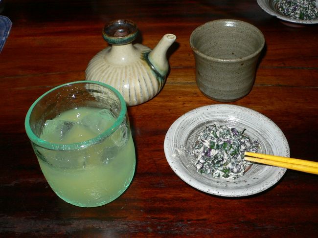 関東で沖縄料理屋に行くことは数あれど、沖縄に上陸したのは初めてだった。<br /><br />某有名司会者が「沖縄の味はギリギリ」なんていうことを言うし、他にもそのようなコメントをするエッセイストがいたりして、食が主な目的となっている私としては、つい、足が遠のいていた。<br /><br />「綺麗な海?だったらタイに行けばいいし〜」<br /><br />ってな感じだ。<br /><br />今回、ANAの特典航空券を利用して行った沖縄でしたが、さてそのお味の結論は・・・。<br /><br />沖縄の味は、食文化から自分に染みついている日本料理のイメージを覆す、おもしろくおいしい旅のエッセンスとなり得るのでした。<br /><br />いや〜、また行きたいねぇ。<br /><br />【写真】那覇の知る人ぞ知る居酒屋「うりずん」のお通し(ニガナの白和え)とシークワーサーのカクテル(もちろん、泡盛カクテル)