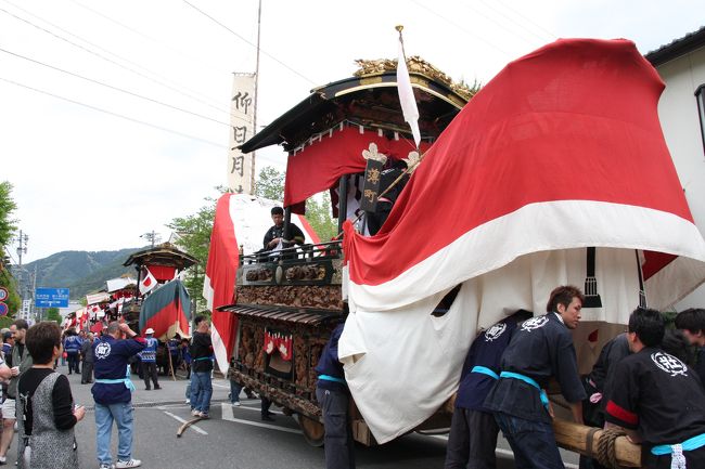 ＧＷ後半、松本市里山辺にある須々岐水（すすきがわ）神社の例大祭「お船祭り」を見に行きました。<br />このお祭りは、江戸時代末期（享保〜天保年間）に、９地区でお船が造られ、五穀豊穣・子孫繁栄などを願うお祭りとして現在まで続けられています。<br />５月５日、各町会自慢の絢爛豪華なお船９艘が、須々岐水神社の鳥居を潜り、境内に引き入れられます。<br />昼食後、お船はお祓いを受け、各町会へ戻ります。<br />北アルプスの山並みを望む山里に、何故、船型の山車が曳かれるのか、不思議ですね。<br /><br />お船の老朽化が進み、維持するのは大変なことだと思いますが、後世に引き継いでいって欲しいものです。<br /><br />*** Wikipediaの「里山辺お船祭り」に写真を提供しています ***