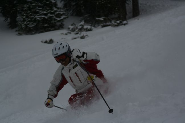 今年で９年連続のＧＷ北米スキー。今年は昨年に引き続きウィスラー（ブラッコム）。<br />ビジネスクラスを使っての、のんびりした旅です。<br />今年の雪は質、量ともに最高に近いものでした。<br />ＧＷの時期にフカフカの新雪を滑れるとは思いませんでした。<br />ここでは、私の自己満足だけの滑りの写真をアップします。<br />スキーに興味のある方は、どうぞ５０歳を越えたおじさん滑りをご覧ください。<br />