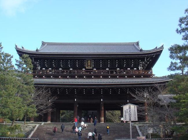 毎年冬になると、京都の様々な寺社仏閣では非公開文化財の特別公開が行われます。<br /><br />今年は知恩院、東寺、相国寺、瑞春院･･･チャンスがある限りは行ってみようと思います。<br /><br />まず今回は知恩院。というのも、朝寝坊をしてしまったために、自宅を出るころにはもう昼を回っていたので、一番アクセスのよいところへ･･･ということになりました。