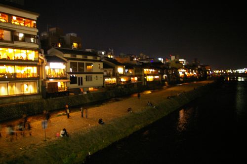カップルたちの鴨川等間隔の法則 二条 烏丸 河原町 京都 の旅行記 ブログ By ぬいぬいさん フォートラベル