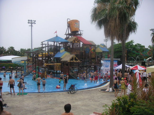 http://www.waterpark.com.tw/waterpark/garden.php<br />温水ＳＰＡが80元なのに<br />ここは500元もするので敬遠していたけれど<br />今年のオープニングセレモニーで無料になっていたので行ってきました。<br />広大なプールリゾート<br /><br />