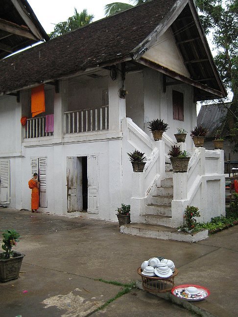●「いい町一人旅」ルアンプラバン/ラオス(2008.4/24-5/3 <br /> <br /> ここはラオスの北部 LuangPrabang という小さな町である。十数年前に町全体が世界遺産に指定され、最近は世界中から旅行者が集まってくる。多くのゲストハウスが建てられており、女性の一人旅も目立つ。<br /> すぐ町の隣には東南アジア最大のメコン川が流れ、中国雲南省からミャンマー、タイの国境沿いを、そしてラオスを南北に貫き、カンボジア、ベトナムを経て南シナ海へと流れ込む。町の中央にプーシー山という小高い山を中心に、町のいたるところに多くの寺院が存在する。そして早朝の托鉢僧がこの街を有名にしているようだ。<br /><br /> 4/24 11:00ベトナム航空にてハノイへ。約6時間後(時差2時間)ハノイ空港着。約3.5時間の接続待ちでルアンプラバン(以下LPQ)へ。双発のエアークラフト機には客が10人ほど。約40分のフライト。着いてみると銀行はすでに閉まっており、まずタクシー券を買い(US6$)、ダウンタウンへ。約15分後、予約しておいたプーシーホテルへチェックイン。ホテルは2日前、電話で予約してある。55$朝食付き。<br /> さっそく通りに出てみると、そこはナイトバザールになっており、買い物客で一杯である。ホテルも町もポカラ以来の久しぶりにいい感じである。両替屋を見つけ、チェンジ。10$=8650kip(1円=<br />82kip、1000kip=約13円)。バザールはシルクや人形などさまざまな小物でいっぱい。果物屋も屋台もすべてが面白そうである。<br /><br /> 4/25 6:30起床、まずメコン川へあいさつ。その茶褐色に濁った流れは、思ったほど広くはないが以外に早い流れ。渇水期のせいもあるだろうが、あと3-4mは水位が上がる時もあるようだ。渡し舟が向こう岸からオートバイや自転車を積んでやってくる。また観光船や運搬船や釣り船など多くの船が停泊している。それらを見れば、やはりこの川は見た目よりずっと大きいのだろう。<br /> 一度、ホテルにも戻り朝食。整然と並んだテーブルでの朝食は、焼きたてのフランスパンとハム・ソーセージ&ベーコン、目玉焼き2個にライチが4個、それにコーヒー、ジュースと豪華である。壁には日本皇太子の弟君の写真もあリ、名門のホテルだったようだ。なんせ場所がいいし、敷地も広い。<br /><br /> 10:00プーシー山に登る。20階分ほどの階段。頂上からは町全体や、メコンや空港が見渡せる。この山の周りはすべて寺院がとり囲んでいるようだ。途中、仏陀の足跡を祭っている祠がある。<br /> 12:00メコン川辺の屋台で昼食。カオソイと焼きそば、パパイヤサラダとビアラオ(ラオスビール)で40,000kip=500円ほど。ここのカオソイは見かけによらずとてもおいしいのでその後何度も出かけることになる。<br /> 午後、まず昼寝、いつものパターンだ。夕方、明日からのゲストハウス(GH)を探しに出る。メコン近くのVilla・Champa、部屋数10部屋ほどで新築。ネットし放題、コーヒー飲み放題でUS30$の部屋に決める。2階の部屋のベランダから真下に朝の托鉢の行列が見える。デポジット10$を払い、ナイト・マーケットへ。<br /><br /> 4/26 7時起床 いつもどおりメコンへ朝のウォーキング。メコンはいつもの流れ、何の変わりようもない。幅300mX深さ2mX速さ1m/secで600t/secの水量ぐらいだろうか。<br /> 12時プーシーホテルチェックアウト。トクトクを7、000kipで交渉し、昨日予約したのVilla・Champaへ移動。あせって道を1本間違え、20分ウロウロ探し回るハメに。値切りすぎたようだ。<br /> 午後ツーリストに行き、明日のメコンクルーズを予約。パクウー洞窟まで往復5時間60,000kip。夕方ピザとビールで50,000kip。一人だとどうしても食べ過ぎてしまう。<br /><br /> 4/27 ゲストハウスはホテルとちがって玄関がない。靴は脱ぎっぱなしでロビー(リビング?)に上がる。部屋にはTVや電話はなく、シャワーもお湯と水が混じり合わないで出てくるが、エアコンがあり部屋は快適。細かい条件をつけなければ10$前後から泊まれるゲストハウスはいくらでもある。<br />ここ2日間少し歩きすぎたようで、踵に豆ができて痛い。カッターで水を抜き、バンドエイドを貼っておく。<br /> 近くのカフェで朝食。アメリカンのセットなら24~30,000kipでどの店でもOK。食後そのままスローボートに乗り込みパクウー洞窟へ。一行12名ほど。インドシナが4名、欧米人5名、台湾人と私日本人1名づつの構成で上流へ向かう。ほとんどが頁岩層で石灰岩を挟む。その頁岩は一見カチカチの玄武岩ラバーのように見える。<br />これらが川のいたるところに顔を出しているので、ぶつかったら大変だ。<br /> 約2時間ほど遡り、酒造りの村バーンサーンハイに寄る。米を発酵させ、蒸留して焼酎を造っている。その後30分でパクウー洞窟到着。といっても鍾乳洞に4000体ほどの仏像が並べてあるだけだ。<br /> 川を下り13時船着場で解散。午後はいつもどおりGHで昼寝。<br />夕方ワット・シェントーンへ。この寺が一番古く、美しい。メコンとその支流ナムカーンの合流する地点にあり、いつも参拝客でにぎわっている。ピンクの祠「レッドチャペル」も美しい。入場料など取らないのもいい。しばし瞑想。寺もいいけど修行僧の棲家もなかなかgood。<br /> <br /> 4/28 5:30起床、今朝は托鉢僧の行列を観る。いろんな寺から集まってきては100僧ほどが続々連なってくる。通りに膝まづいた町の人々が、次々と来る僧侶にモチ米やバナナやお金を与えていく。これが毎日続くのだ。後ろから付いていくと、昨日のワット・シェントーンを迂回してサッカリン通りに抜けていく。その間30分ほど。私はこの寺で再び瞑想に耽る。 <br /> それから朝寝。なにせ早起きだったのだ。13時からWater Fallへ行くはずがあいにくのスコールで中止。いつものメコン沿いの屋台でカオサイとビール。<br /> 夕方、再びナイト・バザールに繰り出す。木彫りの人形10$、シルクのランチョンマットは4枚で40、000kip。タイ産みかんは7個で9,000kip。値切るといくらでも安くなっていくのが怖い。食べすぎ気味なので、夕飯はここで済ますことにする。フランスパンに鶏肉やキューリ、トマトなどを挟んでケチャップ、マスタードをぶっかけ10,000kipで腹いっぱいだ。<br /><br /> 4/29 今日も6時に起きて托鉢僧を追いかける。カフェでモーニングを済ませ、トクトクでスイカ寺(ワット・ビスンナラート)へ。8000kip。この寺もなかなかいい。そしてバイクTAXIで郊外のマーケット「タラートポーシー」へ。5000kip。大きいだけでいいものはなにもない。再びバイクTAXIでプーシーホテル。そこからシーサワンウオン通りを歩いてGHに戻る。<br /><br /> 午後からトクトクと交渉。往復16$でWaterFallに向かう。ドライバーはSOK、一児のパパだ。約1時間で到着。石灰岩層にできた滝と何枚かの石灰棚。下部の棚はプールになっており、皆が泳いでいる。ちょうど九寨溝のミニミニ版といったところ。<br /><br /> 4/30 LPQに来てもう1週間が経った。今日も朝がけ小雨が降っている。いつもどおりメコン川伝いにワット・シェントーンへ。そしていつもどおりアメリカン・ブレックファーストを食べるころスコールがやってきた。町を歩けば犬、猫、鶏が多い。気候や土地に恵まれてるせいか食べ物には困らないのだろう。物乞いも見かけるがさほど切羽詰まった様子はない。仏教の広まる地域にはこういった”豊かさ”がある。砂漠に広まるイスラムとの大きな違いである。<br /> 午後、メコン支流のナムカーン川沿いを歩いてみる。<br />夏には寺ごとのボートレースが催されるとのこと。そのため各寺院はレース用のボートを二艘持っている。もう、特にやることも行くところもない。雨をよけ、幼稚園でしばし佇んでいると親がオートバイで迎えに来ては一人ひとりと帰っていく。<br /><br /> みんな帰った頃、チト早い夕飯へ。最後の晩餐。TUMTUM banboo で今まで食べなかったラオス料理をマジメに食う。ラープ・カイ、クア・パック、カオ・ニャオ(もち米ご飯)そしてビア・オ・・・<br />目の前には久しぶりに見るスペイン人の美女。そういえばここで美人はあまり見かけなかった。Como esta senolita! 残念ながらそれ以降の進展はなかった・・・明日はハノイに向かう。<br /> <br /> 5/1 6時起床、ベランダの下にはいつもどおり托鉢僧が歩いて行く。今日はいつもより早いようだ。全員を見送った後、いつものようにワット・シェントーンからサッカリン通りを歩く。この通りは寺院が多く、静かでとても気に入っている。<br /> 今日はレイバーデイで両替屋は閉まっている。kipは使い切ったので空港まではUS$でつなぐしかない。<br /> 12:00 迎えのトクトクが来る。20分、US5$で空港へ。<br /> 15:00発のはずが早めに集まったせいか、14:30に離陸。フォッカー70人乗りに乗客15人ほど。40分でハノイ着。やはり銀行はほとんど閉まっている。日本円は無理でもUS$をチェンジするところが1ケ所。US50$=約800,000ドン。<br /> ダウンタウンへのリムジンバスを探したがない。ここはミニバス(ワゴン)を使うようである。ぎっしりと12人。50、000ドン(300円)でホテルまで送ると言う。同乗のカナダ人女性は中国を一周し、バンコク経由でルアン・プラバンから来たんだと。遠路お疲れさま!<br /> ホテルカメリア?:下町の安ホテルに着きさっそく街へ、空港から途中見かけた旧市街の商店通りが面白そう。バイクタクシーを拾い10,000ドン(60円)で。ヘルメットを渡され乗り出すのだが、車は少なく、周りはバイクばかりなのであまり怖さはない。<br /> 水上人形劇場は満員で入れない。そうだ。今日はレイバーデイだ。街のアチコチで仮設舞台を作り、歌や踊りのお祭り騒ぎ。<br /> 23:00 ホテルに戻るとまず部屋のブレイカーが落ち停電、部屋のスイッチを入れた途端、火花が飛んだ。1時間後、今度はバスルームの水道管が破裂、水が勢いよく噴き出す。思えば最初から気味悪い部屋だった。窓がなく、だだっ広いだけの静まり返った部屋。<br /> 電話でフロントに伝えたが、対応悪く、直接フロントに出向き怒鳴りつけた。日本人としてなめられてるのか、オジさんとして軽く見られたか不明だが、忙しいとか他に部屋がないとか言い出したので、さすがにキレた。<br /> こういう場合は怒鳴りつけるしかない。もちろん日本語でいい。ただデカイ声とオーバーなゼスチャーが必要である。そうしてup gradeな部屋を獲得(あまりお薦めはしない)。<br /><br /> 5/2 今夜の便で帰るので時間があまりない。タクシー、バイクを乗り継いでホーチミン廟、一柱寺、孔子廟、玉山祠を駆け足で周り、ホアンキエム湖岸で休憩。そこにあやしげな日本語を話すニイちゃんが声をかけてくる。<br /> ニッコーホテルのドアマンだと名乗り、日本語の勉強だといって、ビールを驕ってくれ、さらに街を案内するという。そのうち案の定ハノイ大学の女学生がバイトで働いている店とかに案内される。なるほど、ベトナムはこう来たか!ウザイニイちゃんに100,000ドンを渡し、ここで別れる。<br /> 今日も水上劇は満員で入れず、旧市街で買い物をし、早めにタクシーで空港へ、小1時間、交渉200,000ドン。<br />23:30発のベトナム便は共同運航のJALの機体で帰国。2割ほどの搭乗率でゆっくり眠れた。<br /><br /> 5/3 早朝に着いた成田は雨だった。これからジャコメッリの写真展に向かう。<br />