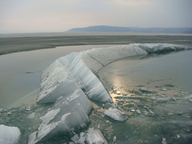 ここバイカル湖も、いかに水深は深いとはいえ凍結し、諏訪湖に見られる御神渡りのような現象が現れる。<br />それにしても、モスクワのホテルで朝飯８００ルーブル＝３，０００円、とにかく高い！