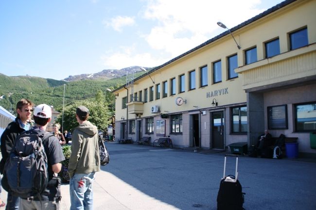 スウェーデンのストックホルム(北緯約59度)からノルドピレン号に乗って　一気にヨーロッパ最北の駅 ノルウェーナのルヴィーク(北緯68度27分)まで来ました！<br />この街を観光は残念ながらしませんでしたが、駅周辺をバスが来るまでお散歩しました。<br />静かで綺麗な駅です。<br /><br />駅から少し歩くとデパートや観光案内所がありました。