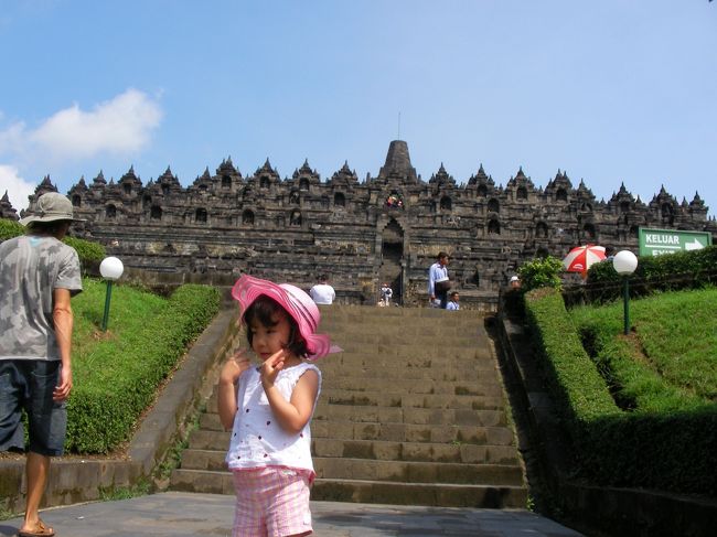 一足早めに夏を満喫しにバリ島へ。<br /><br />3歳になったばかりの娘を連れての旅でした。<br /><br />やはり小さな子供を連れての旅なので今回も無理のない<br />スケジュールを立てたつもりです。<br /><br />3泊5日の限られた時間の中でも、充分な程にバリ＆ジョグジャカルタを観光し、子供にはプールで遊ぶ時間も作ることが出来て、満足のいく旅となりました。<br /><br />今回も、主人の両親が予約段階でキャンセルしたのが<br />未だ心残りではありますが、次回の野望に取っておくこととします(o^-^o)<br /><br />帰国してみれば、すっかりバリフリークになってしまいました。<br />未だ夢見心地です(=゜∇゜)ボー<br /><br />■大まかなスケジュールは以下の通り。<br /><br />★1日目<br />関西国際空港発、JAL715 17:35発で発ち<br />現地時間23:30着のはずが、55分のDelayed。<br />深夜にGrand Hyatt Bali Grand Club Room に就寝。<br /><br />★2日目<br />午前中から昼過ぎまでプールで泳ぎ<br />15:00からJTBのOPTで、海の寺院タナロットとタユンアユン遺跡観光。　断崖絶壁レストランでサンセットディナー。<br /><br />★3日目<br />am6:30からWendyTourのOPT　ボロブドゥール遺跡半日観光へ。<br /><br />国内線で飛行時間1時間のジョグジャカルタへ飛び、<br />更に1時間半ほどドライブして、やっとボロブドゥール遺跡へ。<br />昼頃には、ボロブドゥールを出発して、ジョグジャカルタの空港近くのレストランでランチを済ませ、また国内線でデンパサール空港に。<br /><br />ホテル着は、16時頃。<br />夕方にホテルから徒歩3〜5分程のBali Collectionへフラリとショッピング。<br /><br />★4日目<br />朝食後にまたまたプールへ。<br />お昼過ぎにプールから上がった後は、またBali Collection へショッピング。<br />15時頃部屋へ帰ってきて、Packing。<br /><br />部屋はDayUseなので、19時まで使用可能。<br /><br />１時間前にポーターを呼んで荷物を預かってもらい、フロントにてチェックアウト。<br /><br />パサール・センゴールというホテル内の屋台という意味のレストランで、毎日20時になると民族舞踊（バロン・ケチャ等）を見ることが出来るので、コンシェルジュに予約をお願いした。<br /><br />コンシェルジュ・・・私の英語が不味かったのか？<br />ポーターの時間とチェックアウトの時間とレストランの予約と<br />沢山言いつけたのがいけなかったのかレストランの予約が<br />もれていた。<br /><br />レストランは気を利かせ席を用意してくれたから良かったけど<br />(-&quot;-;)<br /><br />その日水曜日はケチャダンスだった。<br /><br />レストランを後にして、送迎が来るまで1時間ロビーでうっとりと<br />過ごし帰国の途へ。<br /><br /><br /><br /> <br /><br /><br /><br /><br />