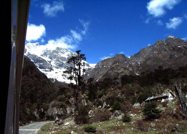 ゴールデンウィークにシッキム州のgangtok,yumthang,pellin,yoksumなどに行きました。情報が少なかったので少々不安でしたが、非常に楽しい旅でした。まだまだ日本人観光客が少ないので、少しでも役立ちそうな情報を記します。特に、貴重なゴールデンウィーク休暇の行き先にシッキムみたいなマイナーな場所を選んでいいのかと、お迷いの方々のご参考になれば幸いです。