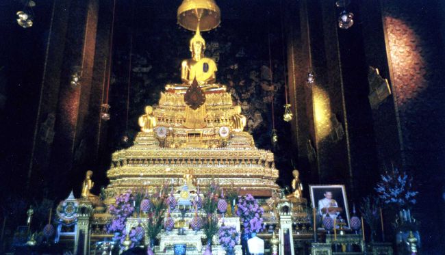 引っ越しを控えて様々かたずけていたら遂に見つけました。<br />初訪問タイの写真でございます。<br />恐怖の大王が来るのかどうか待っていたんですが、なかなか来ないので旅立つことにした旅でした。<br />写真をスキャナーで取り込んだので、画像がいまいちですが、<br />十年前の記録ですのでよろしく。<br />ほかにもいっぱいありましたが見せられないほど、・・・。<br />それではどーぞ。