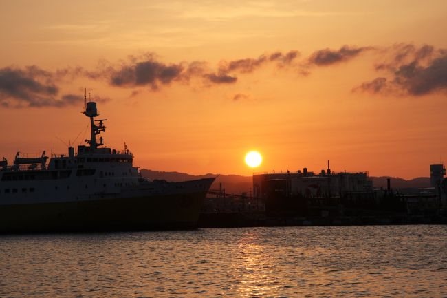 青森ウォーターフロントの夕暮れ