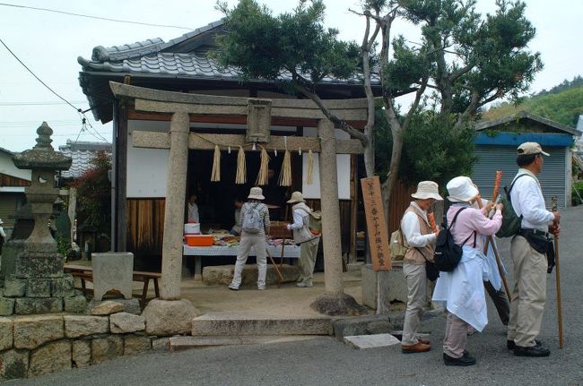 豊島お大師参りは毎年旧暦の三月二十一日にあるんぢゃが今年は土曜日ぢゃけえバスで来る巡拝客が多かったでがんす。<br />毎年旧暦の三月二十一日、雨が降っても平日でもとにかく続けて来た御大師参り、戦時中も自粛する事無く自分たちの文化を守り続けて来たんでがんす。