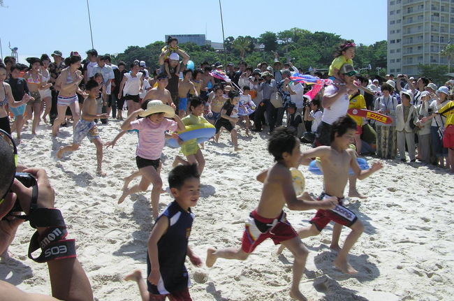 和歌山県白浜町の白良浜海水浴場は５月３日に海開きをしました。<br />これから夏本番まで色々なイベントがあります。<br />５月２５日は砂まつり！<br />６月８日は、海人祭<br />６月２８，２９日はビーチフットボール！<br />７月６日はビーチサッカー<br />と泳がなくても楽しめます。