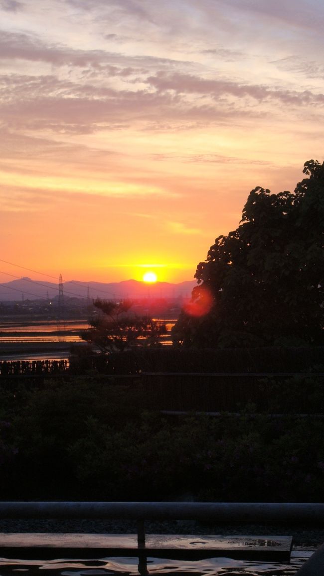 　越後平野もコシヒカリの田植えも終わり一面鏡のようになっている田んぼが夕日をいっそう引き立て・・・・・このような光景を湯船で体感出来ました。<br /><br />　何度か訪ねている「麻生の湯」（日帰り温泉）ですが、今回は内風呂から外を眺めていると・・・・・今まで曇っていた空が・・・・突然夕焼けに包まれ・・・露天風呂は夕日を見ながらの人で溢れてしまいました。<br /><br />　太陽が西山に沈んだ後の夕焼けが田植え直後の田に映え春を感じる光景に・・・・・。<br /><br />　久しぶりの湯船で夕日を堪能、和やかな時間を過ごすことが出来ました。<br /><br />　