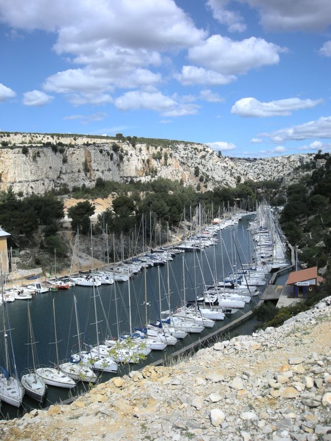 南仏に行くたびに、カランクという青い入り江の集まった場所に行ってみたいと思っていた。<br />毎回夏だったりして、入れなくて今回やっと行くことが出来ました。<br />というのも、夏は山火事防止のために閉山してしまうそうです。<br /><br />そうです。青い入り江を見るには山に登らないといけません。<br />いくつか行き方があって、船で近くまで行く方法と、山から入り江まで歩いていく方法と。<br />いぜれにしても、1日は予定に入れておいた方がいいと思います。<br />なんせ、歩きました。<br />軽く見ていた私は、軽装にペタンコスニーカー、そして片手にバッグでした。幸い水は持ちあわていました。<br />白い砂利ばかりの山を登っていくので、大変です。<br />両手を使って登る場面も何度も出てきたので、汚れてもいい格好、滑らない靴、そして両手が開けられるリュックが一番だと思います。水も忘れずに。<br /><br />しかし、そんなつらさを忘れるほどの絶景の景色です。<br />帰りのつらさなんて覚えていません!<br />青い海に白い崖。<br />午後から出かけて、入り江に着いたのが午後4時とか5時だったので、太陽の光が入り江に入らず、海の色が暗い青でした。<br />早い時間に行った方がいいかも知れません。<br /><br />帰りにカシCassisに寄って、ワッフルとカフェオレを飲んで、一休みしてから帰りました。<br /><br /><br />