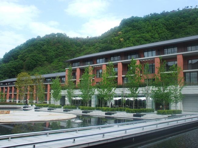 私は新緑の美しい5月中旬の平日、エクシブ京都に2泊してきた。「現代版離宮、今までのエクシブシリーズを超える新たなリゾートの境地」と販売用パンフレットにはうたってあるが、本当なのか?これを確かめたくて、1人でゆっくり滞在してきた。<br /><br />私のホームページ『第二の人生を豊かに―ライター舟橋栄二のホームページ―』に旅行記多数あり。<br />http://www.e-funahashi.jp/<br /><br />