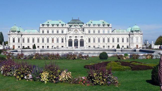 ベルヴェデーレ宮殿はオイゲン公というオーストリアの１軍人の建てた離宮跡。<br /><br />下宮と上宮からなっており、先ず住居を主とした私的な空間として下宮が建てられ、続いて迎賓館などの公的空間として上宮を建設。<br /><br />係累を持たなかったオイゲン公の死後、ハプスブルグ家がこの宮殿を所有する事となった。<br /><br /><br />現在下宮はバロック美術館、我々が観光した上宮はの20世紀絵画館となっており、オーストラリア第2大きさを持つ美術館。<br /><br /><br />上宮の入口は宮殿の南にあり、門の両脇の門柱の上に、王冠を載せた飾り柱を抱える獅子の像が載っている。面白い事に日本の阿吽の狛犬の様に、片や口を閉じ、もう一方は口を開いた獅子像。<br /><br />門を入ると、周りに花壇を配した池越しの、薄い草色の屋根を被せた白の宮殿がなんとも美しい。　<br /><br /><br />オイゲン公はフランスのサヴォイアの貴族の出だが、嫡男でなかったため軍人の道を選ぶが、ルイ14世には見出して貰えず、1683年オーストリアに渡り、ハプスブルグ家の軍人となる。<br /><br />爾来、1683年の第二次ウィーン包囲に始まったオスマン帝国との戦で功績を上げ、1701年のスペイン継承戦争では母国フランスを相手にこれを破り、1716年に始まるオーストリア・トルコ戦争でハンガリーからオスマントルコを駆逐する等、オーストリア救国の士。<br /><br />もしこの婚姻が成立していたら、世界の歴史は異なる道を進んだであろうと言われる、神聖ロー帝国皇帝カール6世に対し、王女マリア・テレジアの結婚相手に、プロイセン王・フリードリヒ2世を推挙した人物でもある。<br />（詳細は「10フリードリヒ大王の夏の離宮・サンスーシ宮殿その1」をご覧下さい。）<br />http://4travel.jp/traveler/shintch/album/10220924/<br />