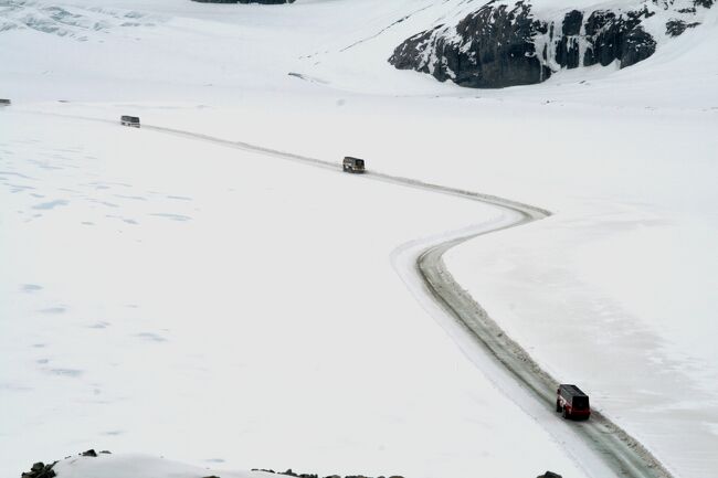 アサバスカ氷河見学の続きです。コートを羽織り、耳当付きの帽子を被って、氷原に向いました。途中まではバスで、その後は雪上車に乗換えました。氷河を吹き降ろす粉雪交じりの風は、想像以上に厳しいものでした。(ウィキペディア、るるぶ・カナダ)