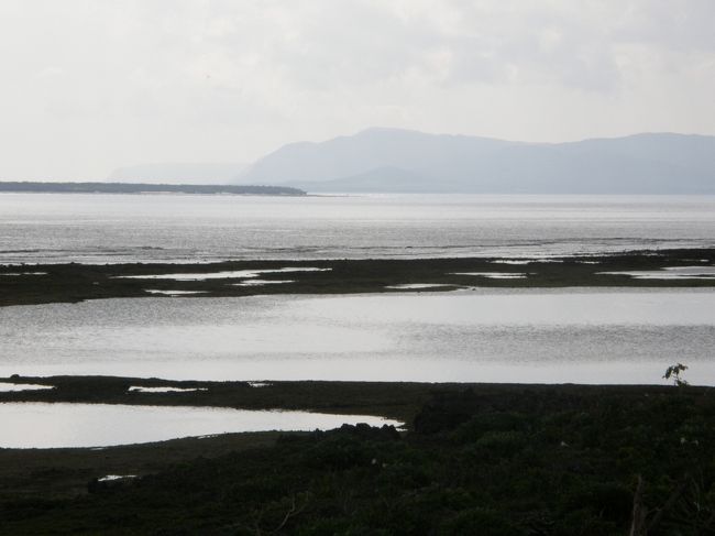 　４度目の八重山旅行は、黒島の仲本海岸、晴れている波照間のニシ浜、西表島のピナイサーラの滝を見るのが目的だった。 <br />　５月８日は中潮で、黒島の干潮時刻は午後３時半頃。まだ潮が引く前に仲本海岸を見たあと、島を半周し、干潮時間にあわせて再び仲本海岸へ行った。