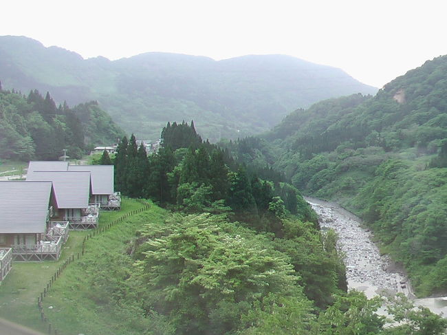 四国の一部を垣間見たとしか言えないような四国の旅から、北陸は石川県の白山山麓の温泉へと、列車の旅を続けます。<br /><br />「列車の旅」は旅行者にとって大きな夢の一つですね。昔は名古屋発の急行「阿蘇号」、京都発の急行「日南３号」、豊橋発の臨時急行「高千穂５１号」なんかに乗って九州を訪ねましたが、その時はなるべく最後尾の車両の一番後ろに席を取ったものです（高千穂５１号は最後尾には乗れませんでした）。窓を開けて顔を出し、列車の全景を見るのが好きでしたね(^o^)　特にカーブにさしかかったときなど、たまりませんね。鉄道ファンならではの楽しみです。<br />こうして顔を出していると、顔になんか水滴みたいなものが当たるんですねぇ。何回かの旅行後、会社で先輩に聞いてみると、<br />「それはトイレから出たヤツが霧状になって飛んできた、アレだよ」<br />あの頃の列車は垂れ流しだったからねぇ(-_-;)<br /><br />それはともかく、今日の狙いの列車は「サンダーバード１５号」です。このタイプの列車は初めてで、特急の中でも停車駅の少ない列車すからね。<br />運がよければ白銀の白山が見えるかも知れないという期待を込めて、さぁ、移動開始です。<br /><br />↓をクリックすると地図が表示されます(画像右上の｢航空写真｣に切り替えてご覧下さい)｡<br />http://locapoint.com/SG2.WW5.VV7.ZE5-spahaku035