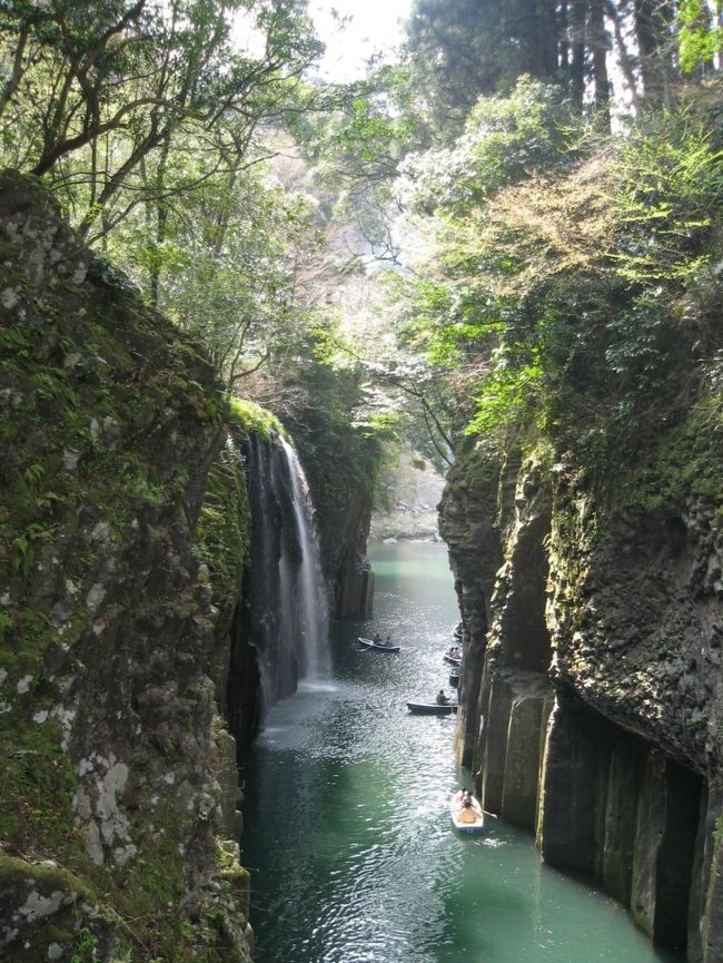 ３月下旬、両親を連れて熊本空港からレンタカーを借りて、<br />宮崎県の高千穂に旅行しました。<br /><br />旅行を決めたのは出発の３日前位。<br />ガイドブックに「高千穂」の情報はあまり無いので、４トラのメンバーさんの情報がとても頼りになりました。<br /><br />宿の手配は直前にＮＥＴで申し込んだので、２泊目の宿は予約が取れたのかどうかも返事待ちの状態で飛行機に乗ってしまいました。そこが取れていなくても、車なので行けばなんとかなるでしょう・・・。<br /><br />両親も私も高千穂は初めてです。<br />４トラのメンバーの方々の記事にＵＰされていたような神々しい渓谷を見られるでしょうか。<br /><br />関東地方はその日、冷たい雨が降り続いていましたが、<br />熊本空港に到着したら薄陽が雲間から差し込んでいて嬉しかったです。<br />