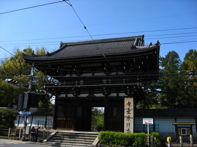 【広隆寺】<br /><br />○（歴史）<br /><br />　推古天皇１１年（６０３）、秦河勝（はたのかわかつ）（※１）が聖徳太子から仏像（半跏思惟像（はんかしいぞう））を贈られて、これを本尊として建立した山城国最古の寺院。日本最古の勅撰歴史書「日本書紀」にも記されており、広隆寺は聖徳太子ゆかりの日本七大寺（※２）の一つとして古くから有名な寺であった。当初、この寺は葛野郡九条河原（現西京極川勝寺付近）に建っていたが、延暦１３年（７９４）の平安遷都の際に今の太秦（うずまき）（※３）の地に移されたのだという。その後、弘仁９年（８１８）に火災に遭い、また久安６年（１１５０）にも炎上。しかし多くの仏像も焼失することなく、そのたびに再建、復興されて現在に伝えられてきた。さて、この広隆寺を氏寺としてこの地に栄えた秦氏であるが、「日本書紀」によると、帰化したのは、応神天皇１６年（４世紀末頃）で主に養蚕機織りを生業としていた。また、大陸や朝鮮半島の文明の導入にも尽力。日本文化の基礎を築いた。<br /><br />（※１）<br />秦河勝（はたのかわかつ）（生没年不詳）<br /><br />飛鳥時代の官吏。厩戸（うまやどの）皇子（聖徳太子）の側近。物部守屋（もののべのもりや）征討戦に軍政人として従軍。<br /><br />（※２）<br />日本七大寺<br /><br />奈良時代に栄えた七つの官寺（政教一致の国立寺院）として、東大寺、興福寺、元興寺、大安寺、薬師寺、西大寺、法隆寺がある。当時の貴族は長谷寺や熊野詣と共に七大寺へも巡拝した。<br /><br />（※３）<br />太泰（うずまき）<br /><br />うずまきと呼ぶのは雄略天皇１５年に秦酒公（はたのさけのきみ）が絹を多く献上して、それがうず高く積まれたことによって「うずまき」という姓をを賜ったことによる。これを太泰と書くのは秦氏が関係しているとも考えられている。<br /><br />○（鑑賞ポイント）<br />　日本で最も古く、最も美しいとされている、この寺の半跏思惟像は絶対に見ておきたい仏像。どんな言葉をも無視し、どんな言葉も届かないところで永遠の笑みを浮かべ続けているというこの像は、まさにどんなことでも許してくれるような神秘的な微笑みで見る人を魅了する。高さ１２４（ｃｍ）の木像で、赤松を材料として飛鳥時代に作られた弥勒菩薩像（みろくぼさつぞう）と伝えられている。細い目にはっきりとした眉、そしてすっきりと通った鼻筋はきれいに整っていてなかなかの美形。日本の仏教美術を代表する素晴らしい仏像である。<br /><br />