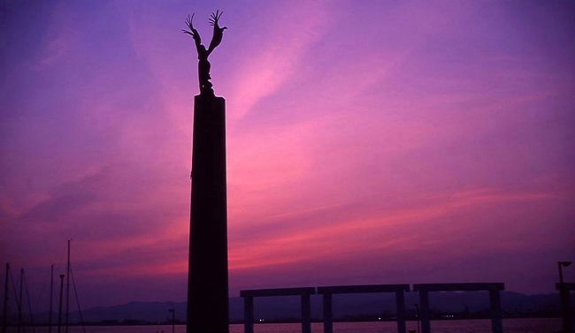 大阪湾の北港に車で行き夕景を写しに行った。<br />ヨットハバーが有り、公園に女神が有る。<br />明石大橋も見える。<br />