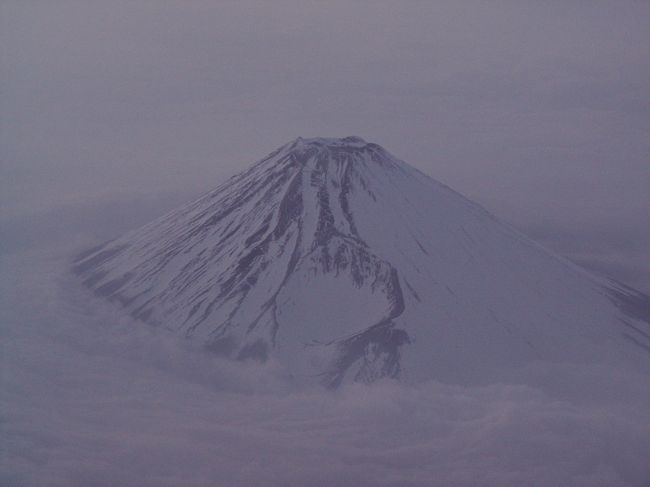 日本からイースター島へは、エアタヒチヌイを使ってタヒチ経由でイースター島へ。<br />スギ花粉舞う成田空港をテイクオフした後、純白の富士山が雲海からひょっこり顔を出して、私の旅立ちを見送ってくれた。太陽が地平線に沈みかけていくと、真っ白な雪がうっすらピンクからオレンジ色に染まっていった。あぁ、絶景かな。そのあまりの美しさに、今度は私が富士山が見えなくなるまで、窓越しに見送り続けた。<br /><br />タヒチまではおよそ１２時間。フライト時間が長い割には、リクライニングがよく効かず、眠れなかった。これは、同乗していた多くの乗客が不満を漏らしていた。<br />しかし、赤道を越え、仏領ポリネシアのボラボラ島の上空に差し掛かると、眠気も吹っ飛ぶ、夏の絶景が今度は目にとびこんできた。<br /><br />