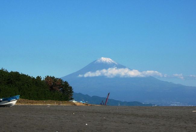 出張で出かけた折の、三保の松原見学です。秋晴れの好天に恵まれ、富士山もくっきりと見えました。