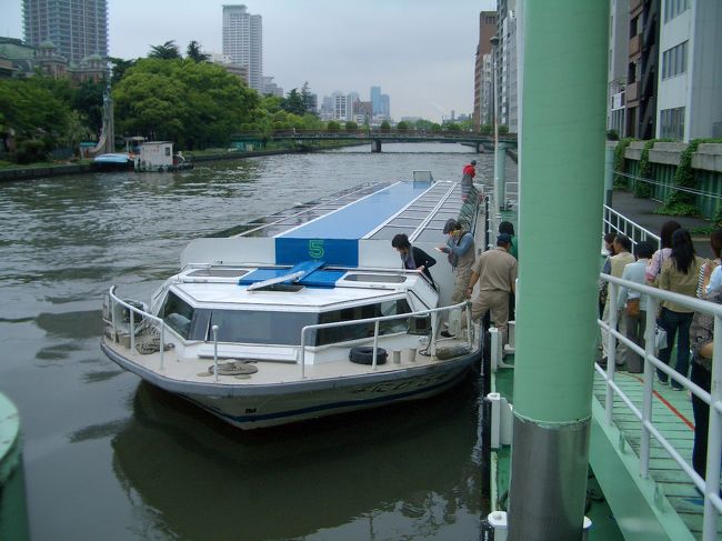 ５月２５日（日）に朝から雨の降るあいにくの天気でしたが　食道楽の大阪へ　名古屋から近鉄のアーバンライナーに乗って行ってきました<br />７時発のアーバンライナー乗るため　４時３０分に起床　自宅から地下鉄に乗って近鉄名古屋駅へ　雨にもかかわらずアーバンライナーは満員でした　皆さん大阪観光の人が殆どでした<br />難波に着いたわれわれは　まず御堂筋線の地下鉄で今回のメインである「アクアライナー」という観光船で中之島や大阪城を川から見学するコースに乗船するため　淀屋橋まで行き 水上バスで淀屋橋〜OPA港〜大阪城そして天満橋〜淀屋橋へ戻ってくる　一時間の船旅に出かけました　<br /><br />水上バス　「アクアライナーなにわ」は総トン数３５トン　定員１３５名で船内にはもちろんトイレや売店までります<br /><br />コースとしては　淀屋橋港〜OPA港〜大阪城港〜八軒家浜船着場を廻るコースで　乗った港へ一周して戻ります<br /><br />料金は　大人１７００円・子供８００円<br /><br />乗船時間は６０分<br /><br />詳しくはアクアライナー予約センター０６−６９４２−５５１１<br /><br />HPは   http://suijo-bus.jp/　