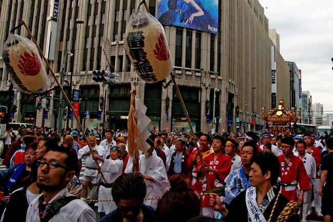 花園神社　例大祭　神幸祭<br />東京新宿花園神社の本祭の年は、獅子頭や島田囃子を乗せた山車を先頭に氏子８町内の５００人の担ぎ手によって本社神輿と雷電神輿の二基が神社から靖国通り、新宿通り、明治通りを練り歩きます。本社神輿は110センチ、高さ3メートル、重量1500キロのかなり大きなものです。本社神輿は神輿の上に光り輝く鳳凰の目は天然ダイヤがはめ込まれています。雷電神輿は花園神社の相殿、雷電稲荷神社の宮神輿で、むかし、源義家が猛烈な落雷を防ぐ事が出来た事からついた名前です。新宿の広い通りを担がれますので迫力があります。