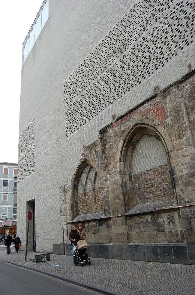 2007年ケルンの大司教の新しい美術館です。この美術館もスイス人建築家ペーター・ズントーの設計によるものです。<br /><br />第二次大戦で破壊された教会の廃墟に、その後建て直された教会とローマの遺跡に美術館という、機能と歴史を融合させた画期的建築です。新しい美術館は現代美術から中世の宝物まで色々な時代の作品が、ストイックな空間に展示されています。<br /><br />場所はケルン大聖堂のもう少し南西方向へ7〜8分歩いた、賑やかなショッピングゾーンを一歩入ったあたりなので、教会を見た後にお勧めです。<br /><br />入場料5ユーロ 火曜休 12:00〜17:00<br />詳しくはHP<br />http://www.kolumba.de/?language=eng