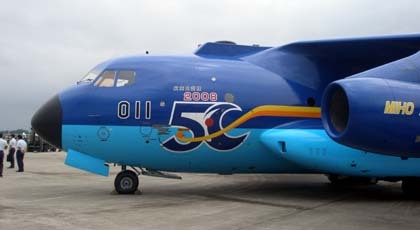 初めての航空祭、御目当てのブルーインパルスの編隊飛行は5番機の天候偵察フライトのみでしたがそれなりに楽しめました。