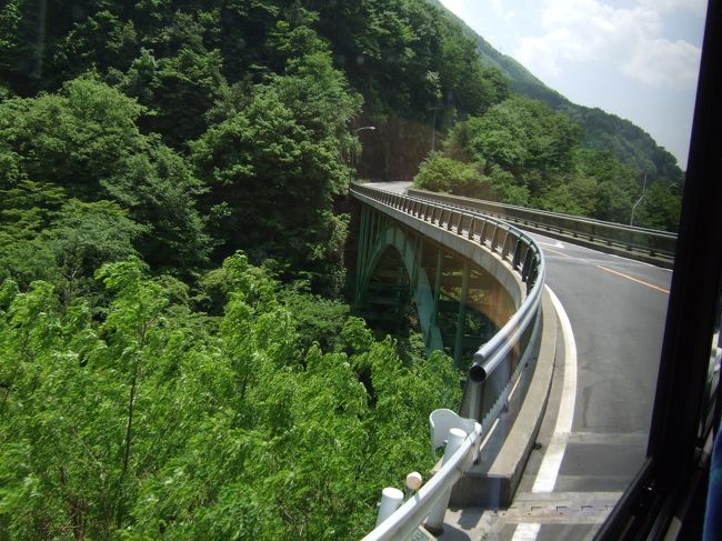 新緑の上高地を２日間とことん散策してきました♪<br />お天気に恵まれて、穂高の山々や梓川も美しく輝いてて☆<br />夏のはじまりの上高地、さいこ～です！<br /><br />あまりに写真が多くなってしまったので、旅行記を４つに分けて紹介します。<br />まずは、新宿から高速バスに乗って上高地に到着するまでのリポート？です。<br />これから上高地に行く方、ぜひ参考に（なるのか？）してくださいね！<br />松本ちょこっと散策付きです。