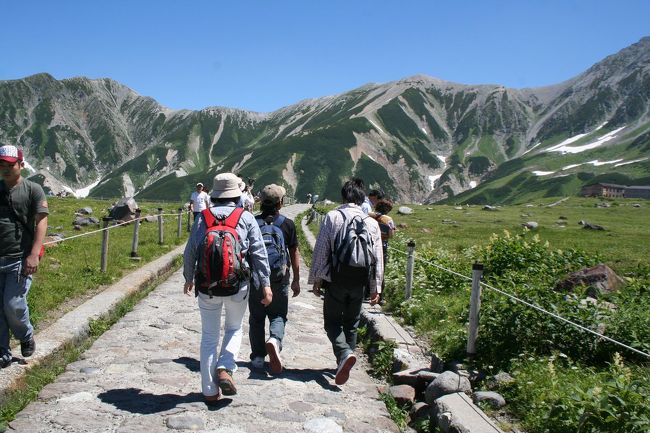 ２００７年８月子供たちの夏休みを利用して、黒部・立山へ軽い登山をしてきました。<br />２００８年は子供２人は中３と高３で受験生となるため、家族揃っては最後の夏旅行となりました。