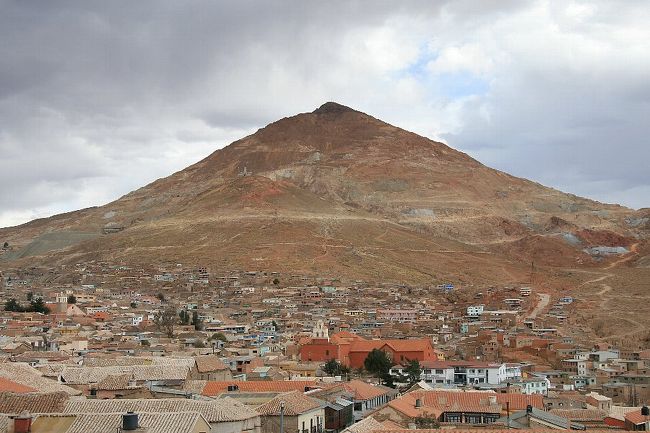 　世界で最も高い場所(標高4070ｍ)にある都市ポトシ。そこはスペイン植民地時代に発見された銀鉱によって繁栄を極めた都市で、ボリビアで最初の世界遺産に指定された。<br />　繁栄の一方、銀山では奴隷にされた原住民が使い捨てのように過酷な労働を強制され、多数の原住民が犠牲になった。その数、一説によると何と８００万人！そのためポトシは原爆ドームやアウシュビッツなどと並んで&quot;負の世界遺産&quot;と呼ばれることもある。<br />　現在のポトシは銀が採れなくなり、すっかりさびれた街になった。繁栄の光と影を今も残すボリビアの古都を訪問する。<br /><br />【今回訪問する世界遺産】<br />第５弾「ポトシ市街」<br /><br />□8/5(土)  成田空港出発(15:55)、リマ着(22:46)<br />□8/6(日)  リマ →バジェスタス島 →ナスカ地上絵 →リマ<br />□8/7(月)  リマ →(空路)クスコ<br />□8/8(火)  クスコ →マチュピチュ(アグアス・カリエンテス)<br />□8/9(水)  マチュピチュ →クスコ<br />□8/10(木) クスコ →プーノ(バスツアー)<br />□8/11(金) プーノ →(チチカカ湖横断ツアー＆ボリビア入国)→ラパス<br />□8/12(土) ラパス →ティワナク →ラパス→(深夜バス)<br />■8/13(日) ポトシ →ウユニ<br />□8/14(月) ウユニ塩湖 →(深夜バス)<br />□8/15(火) ラパス →プーノ<br />□8/16(水) プーノ →ウロス島ツアー (空路)→アレキパ<br />□8/17(木) アレキパ (空路)→リマ<br />□8/18(金) リマ旧市街→帰国(23:55)<br />□8/19(土) ヒューストン乗換え<br />□8/20(日) 成田空港到着(14:20)<br />