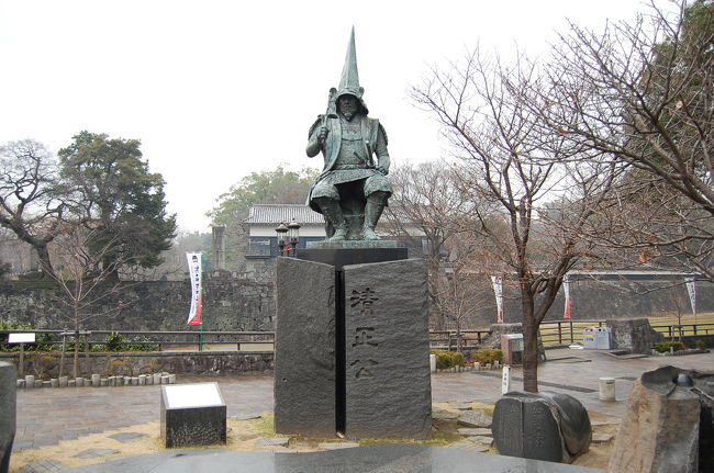 07年の年末に熊本城へ行って来ました。<br /><br />見事な石垣に感動。<br />ただ夕方の到着だったので、ゆっくりと満喫できなかったのが残念でしたが、とてもいいお城でした。<br /><br />天守閣よりも、熊本城は周辺の石垣に大きな感動があるかも。<br /><br />立派なものでした。