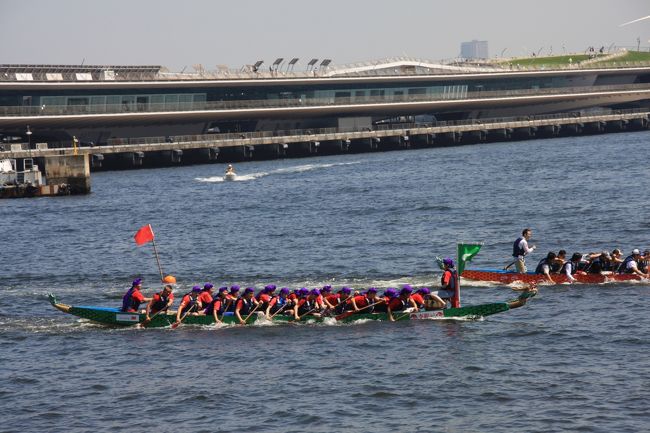 横浜港　開港149年を迎える今年の開港祭のイベントのひとつである横浜ドラゴンボートレースに3年連続で今年も出場しました。<br />昨年予想外の3位入賞し、今年は優勝を・・・と我々メンバーはすっかり盛り上がり、意気揚々とレースに参加したのですが結果は午前の部の5位。<br />全然だめでした。<br />来年は開港150周年のメモリアルイヤー<br />今年よりも更に盛り上がりが予想されるため来年こそは悲願の優勝とリベンジを誓いあって今年の大会は終わりました。<br />